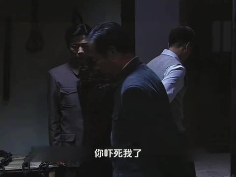 潜伏:翠萍大半夜被抓，余则成一招化险为夷，还以给李涯科普录音为由羞辱对方