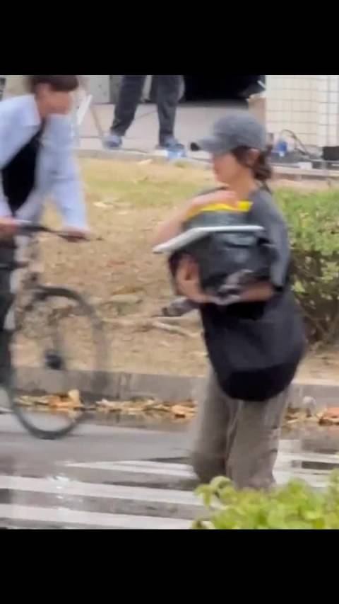 杨超越雨中奔跑送外卖摔倒迅速爬起