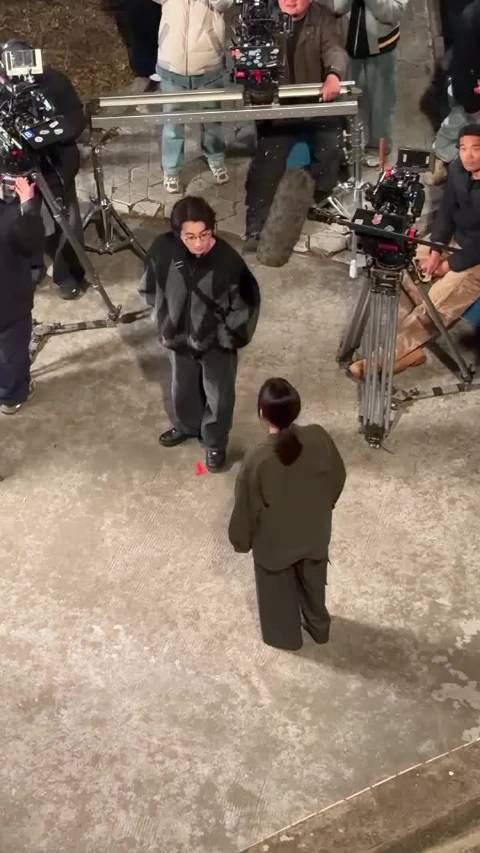 杨超越拍戏遭围观受惊吓