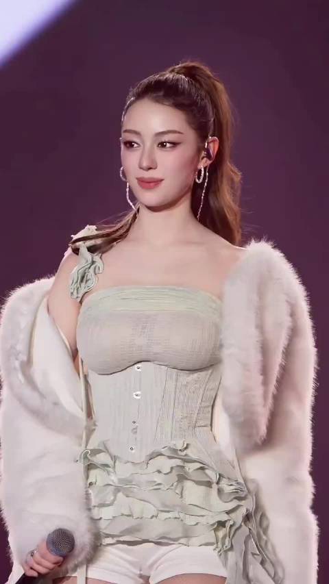 吉娜 重庆缪斯女王演唱会，左右互搏凸显个性