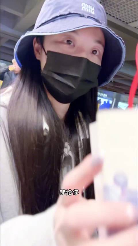 李莎旻子以行李为由给粉丝送新年惊喜礼物