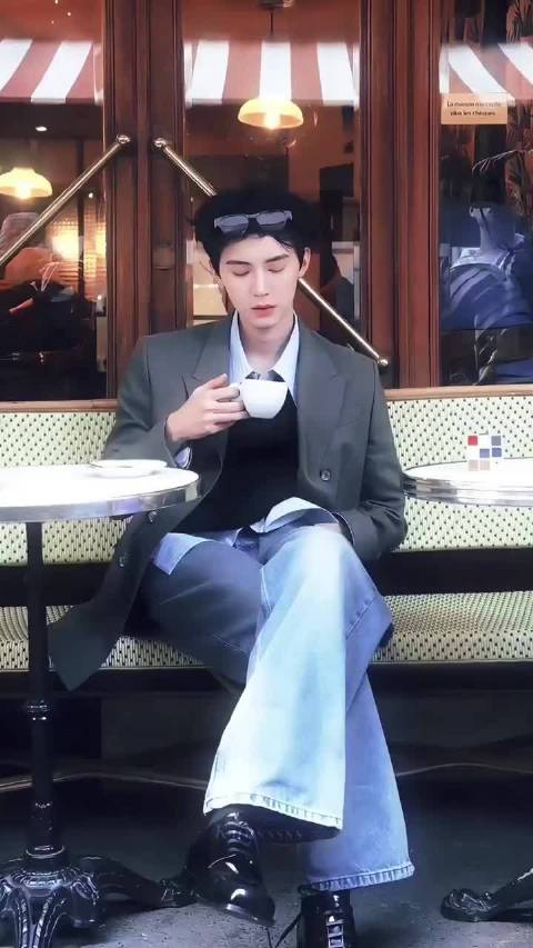 周翊然巴黎时装周大背头造型气场全开