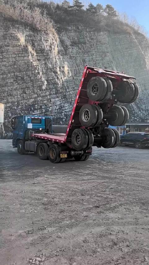拉钢卷的变形金刚，空车时后半截能直接背起来跑