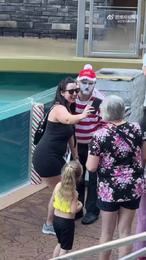 海洋世界小丑表演，随机反应的能力强啊