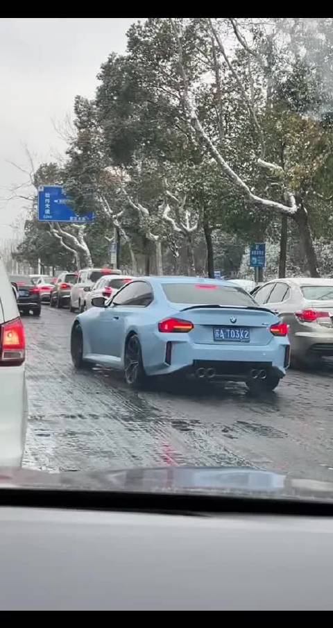 昨天全国很多地方都下雪，为啥就吐槽南京的多？后驱打滑都出集锦了