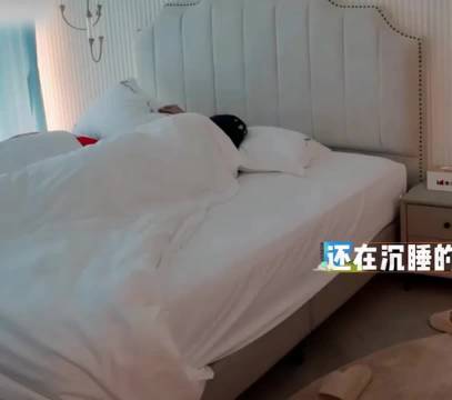 秦昊称惊悚歌吓人，徐志胜大张伟紧抓被子防走光