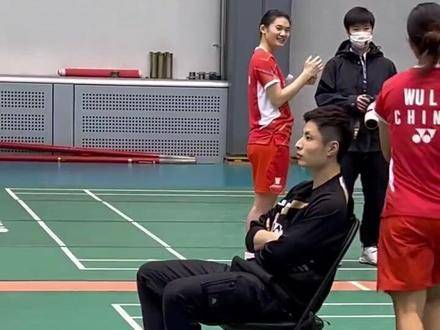 场边指导，中国羽毛球队奥运备战冬训对抗赛