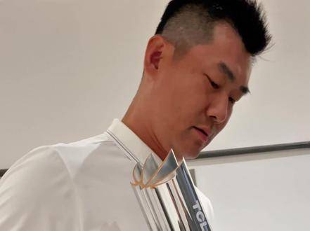 王仕鹏先生亲自为本场比赛MVP杨舒予颁发荣誉！