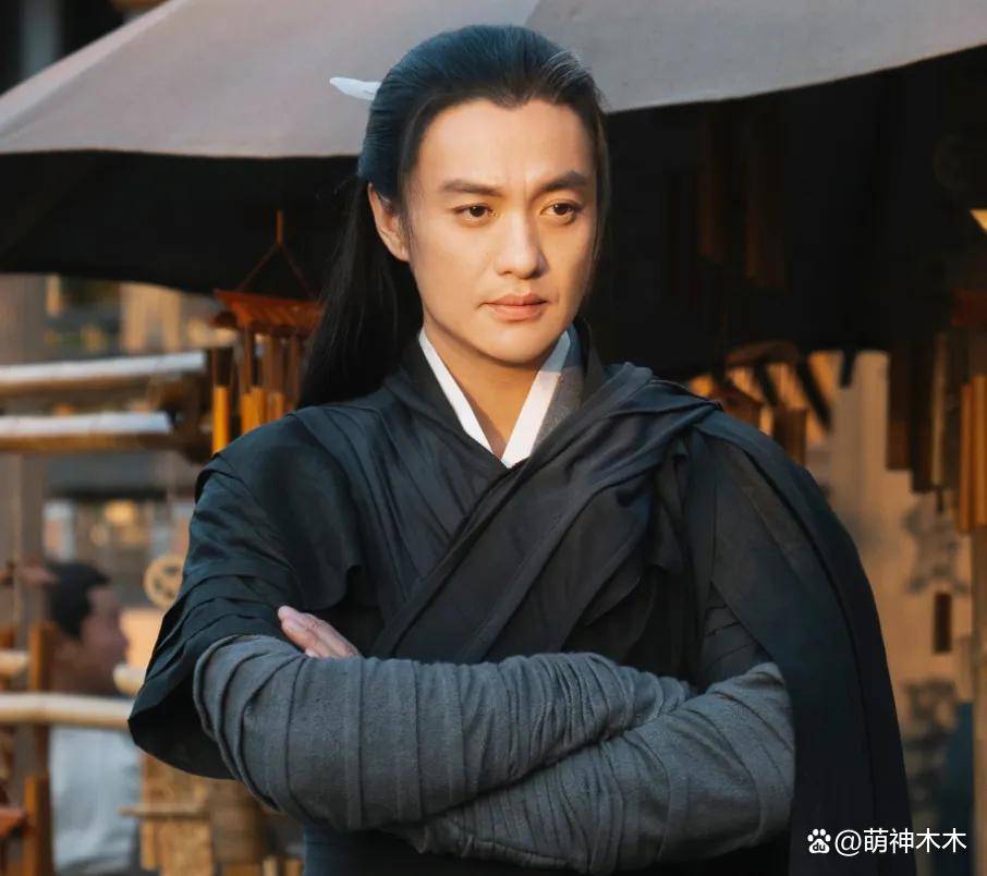 周一围演技又翻车了!对着陈都灵从腰臀摸到肩膀,网友吐槽太油腻