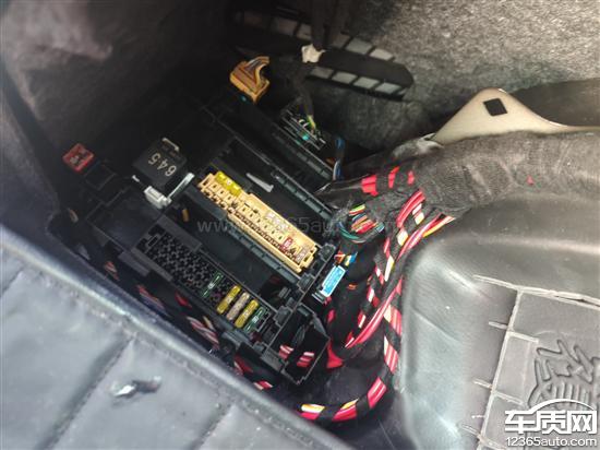 一汽奥迪Q5L天窗排水管堵塞 导致车内水淹