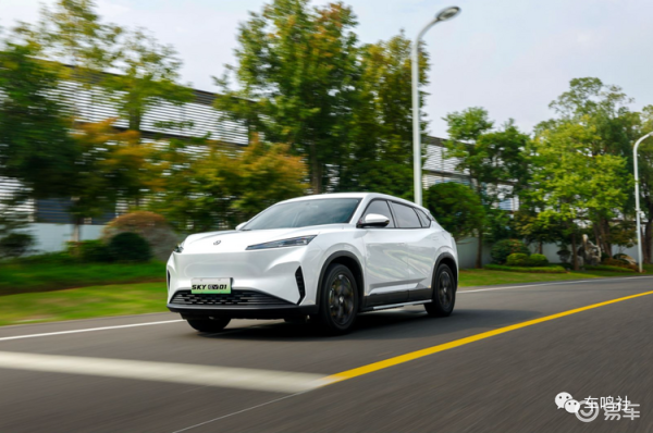 风神SKY EV01后排头部空间达998mm