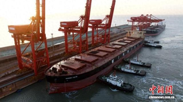 1月21日上午7时54分，来自西芒杜3、4号矿区的首船SimFer高品位铁矿石靠泊山东省日照港。(力拓集团供图)