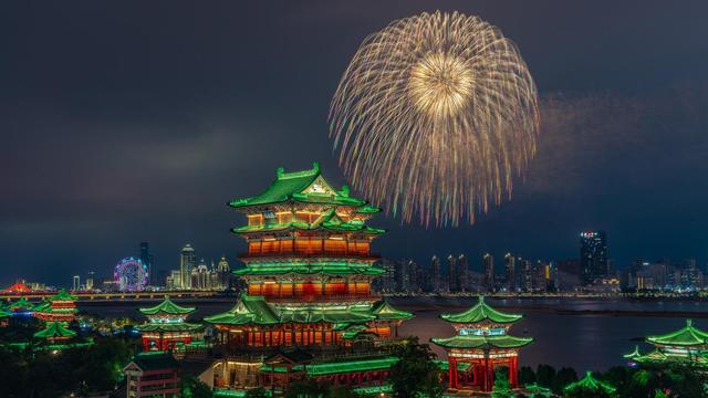 南昌烟花晚会资料图。视觉中国 图