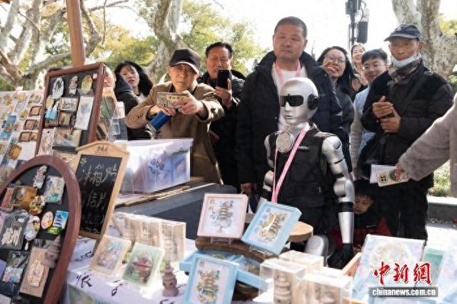浙江杭州，人形机器人“小杨”在西湖畔的市集销售岗位亮相。(资料图) 吴君毅 摄