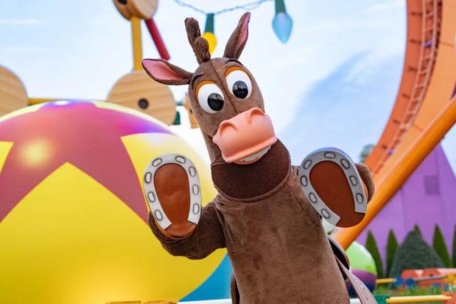 《玩具总动员》“小马红心”（图片仅供参考） “上海迪士尼度假区发布”微信公众号 图