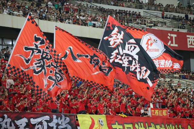 2025年9月20日，“赣超”首轮淘汰赛南昌队主场对阵赣州队比赛现场球迷。叶孟哲 图