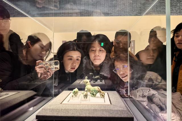 游客在南昌汉代海昏侯国遗址博物馆参观青铜虎（2026年1月1日摄）。 新华社 图