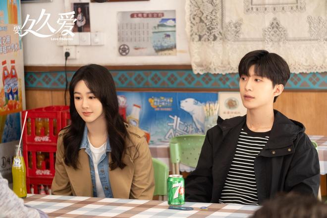 扛剧能力受质疑？《要久久爱》低开高走，杨紫仍是爆款制造机！