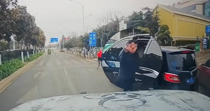 女子停车挡路还向提醒者作不雅手势，结果遭后车撞击