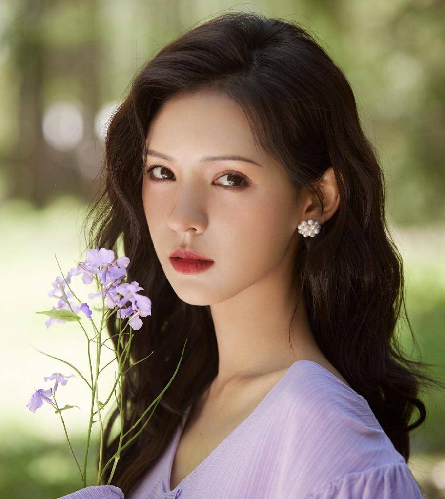 自然发色显黑又老气？女明星的“伪自然”发色更时髦，气质又显白_棕色_效果_肤色