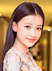 孙怡开车未打灯上热搜,发文诚恳道歉,公众人物细节受审视