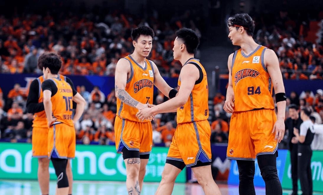 打崩了！上海19分大胜北京！许利民满脸沮丧，缺少4位核心真不行