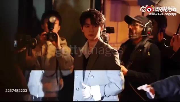 周翊然巴黎亮相气场全开，从容应对外媒闪光灯