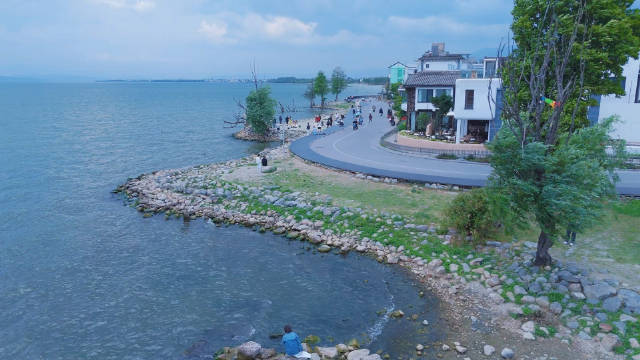 楠楠云南游长板视频曝光，柏油路滑行遇挑战