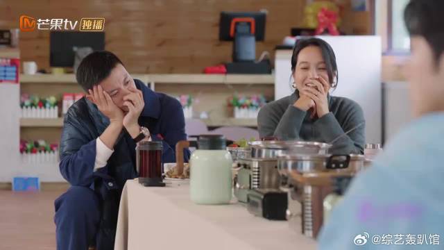 朱丹周一围街头拥吻，甜蜜溢出屏幕，都不好意思了