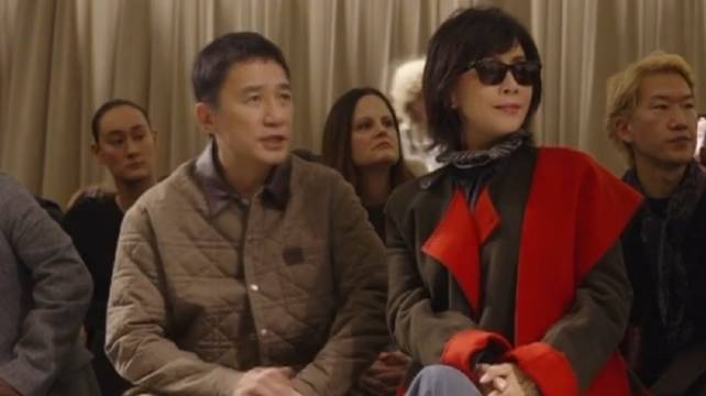 巴黎一同看秀的梁朝伟刘嘉玲，好自然的两口子