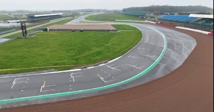 梅赛德斯车队2026赛季F1赛车“W17”在银石赛道进行首航