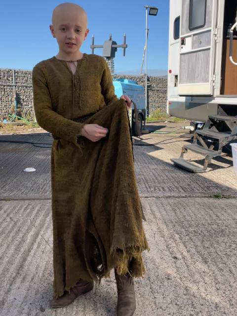 超可爱~~权力的游戏第二部前传七王国的骑士小伊戈片场幕后展示自己的衣服