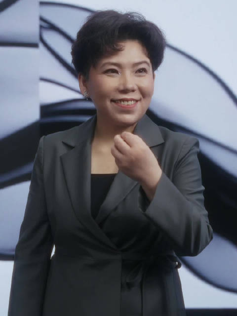 邓亚萍亮相时尚之夜，破界抵达未来时空