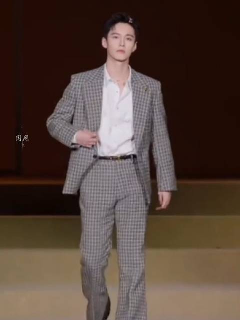 每次看何与走路气场全开 荡在谁心上 哥哥就是脾气太好了