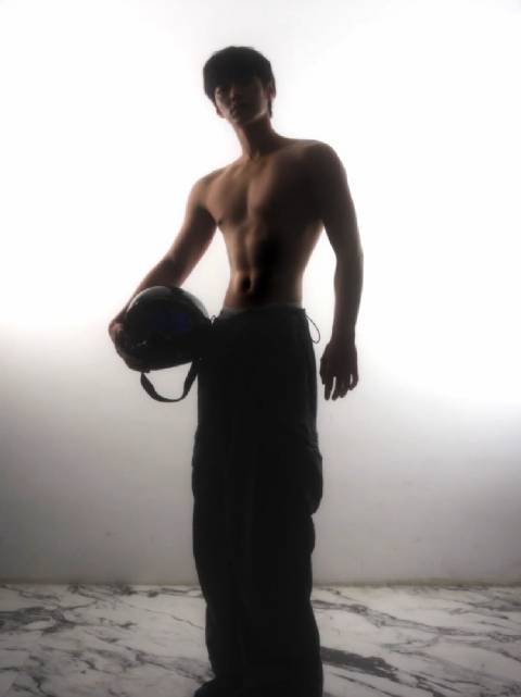 谁还没看过何与秀肌肉，这就是男大的脸男模的身材吧