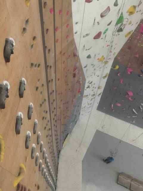 攀岩者换相机头登15米高墙记录俯视感受