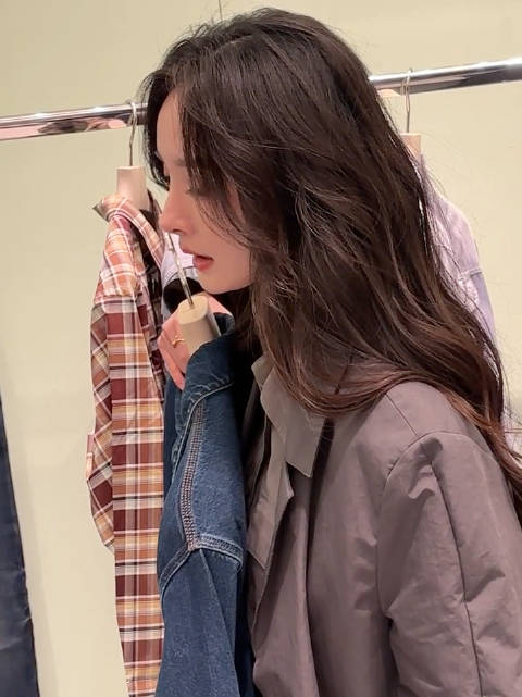 好近的距离，挑衣服的时候都这么美！旁边的人说好看在演我