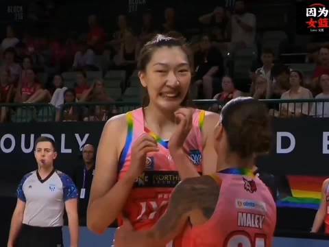 看着都疼！韩旭被肘击痛苦倒地！澳洲联赛狭路相逢太激烈了！