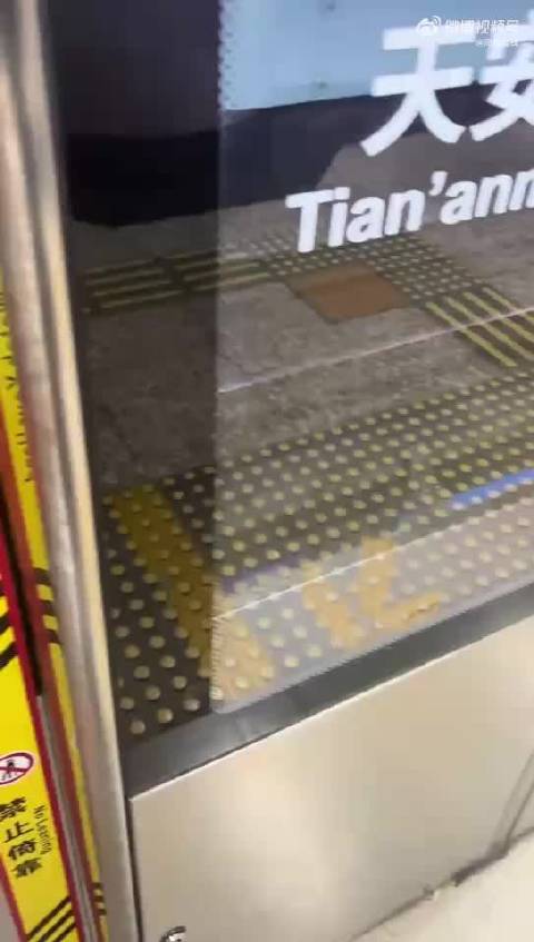 机场播报这里的声线好像大张伟啊，还叫的是“陈伟霆”，是在找陈伟霆吗