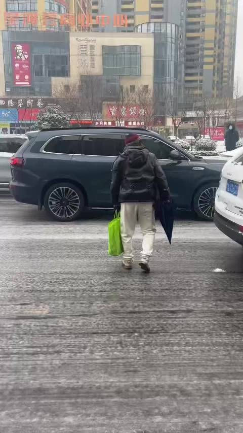 后驱车冰雪路面打滑引热议，专家建议雪天慎行