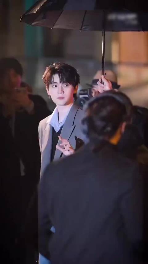 周翊然巴黎男装周从容应对外媒闪光灯