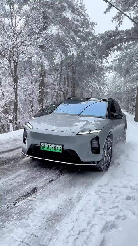 大雪天蔚来汽车表现优异轻松通过