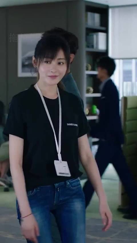 张天爱紧身牛仔裤，身材那是没得挑