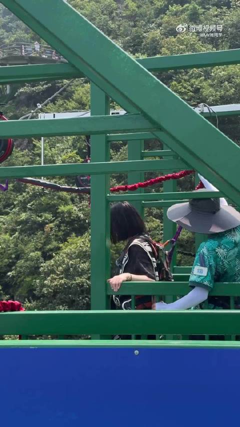 窝囊版蹦极挑战极限，释放激情体验心跳加速