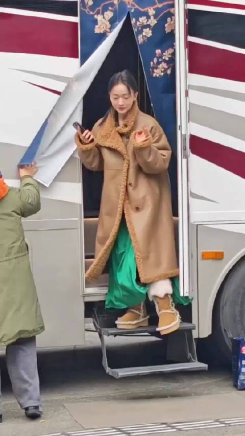 成都妹儿吴谨言回老家拍《重生之门》