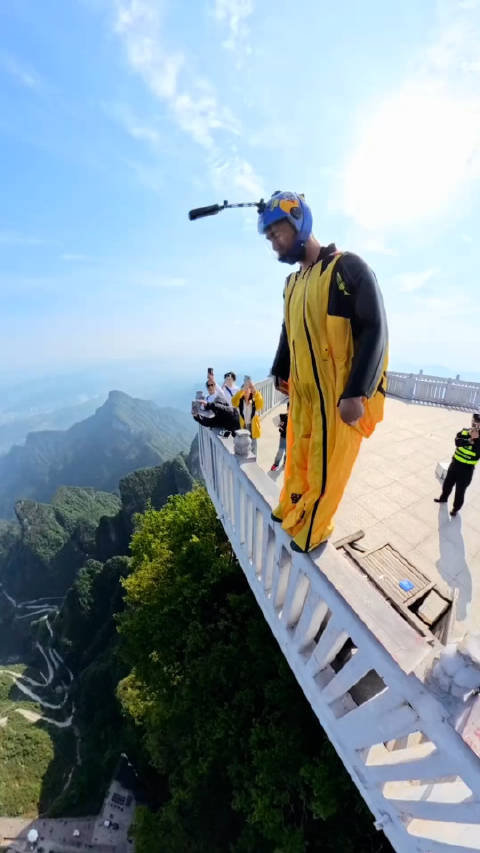 中国翼装第一人高空挑战引关注