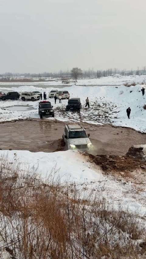 60岁胖东来老板于东来驾雷克萨斯越野冲坡玩水