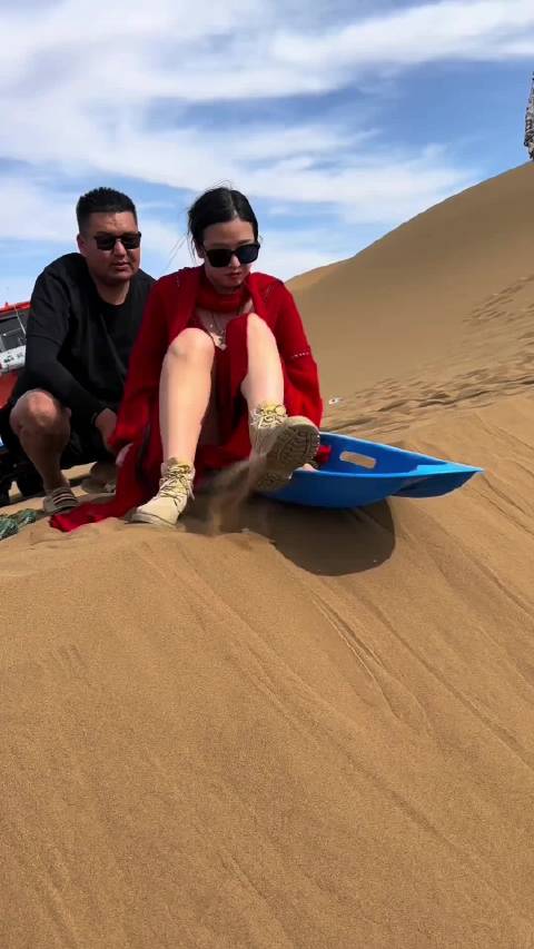 游客体验800米雪道贪吃蛇滑雪与滑沙相似失速感