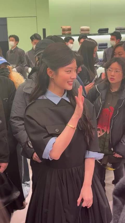 徐若晗亮相Prada活动好素好美的妈咪