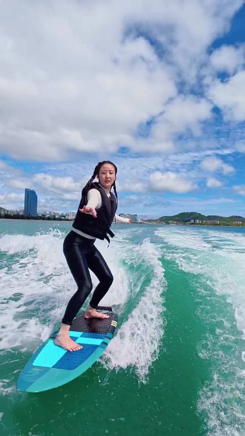 夏日冲浪正当时，年轻人与海浪共舞